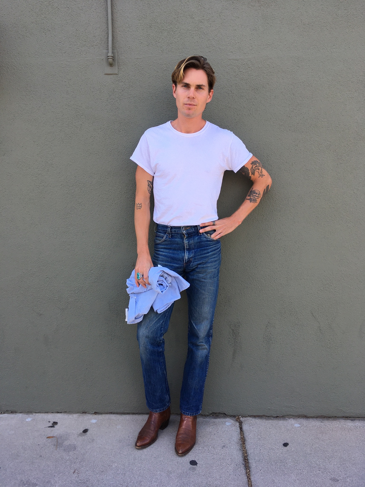 AZ1 Classic Jeans and a tee Classic jeans paired with plain white t-shirt and brown chelsea boots