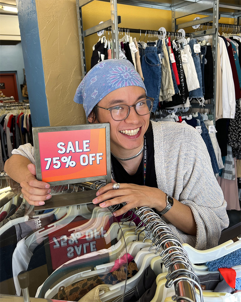 tip4 BE employee with sale sign